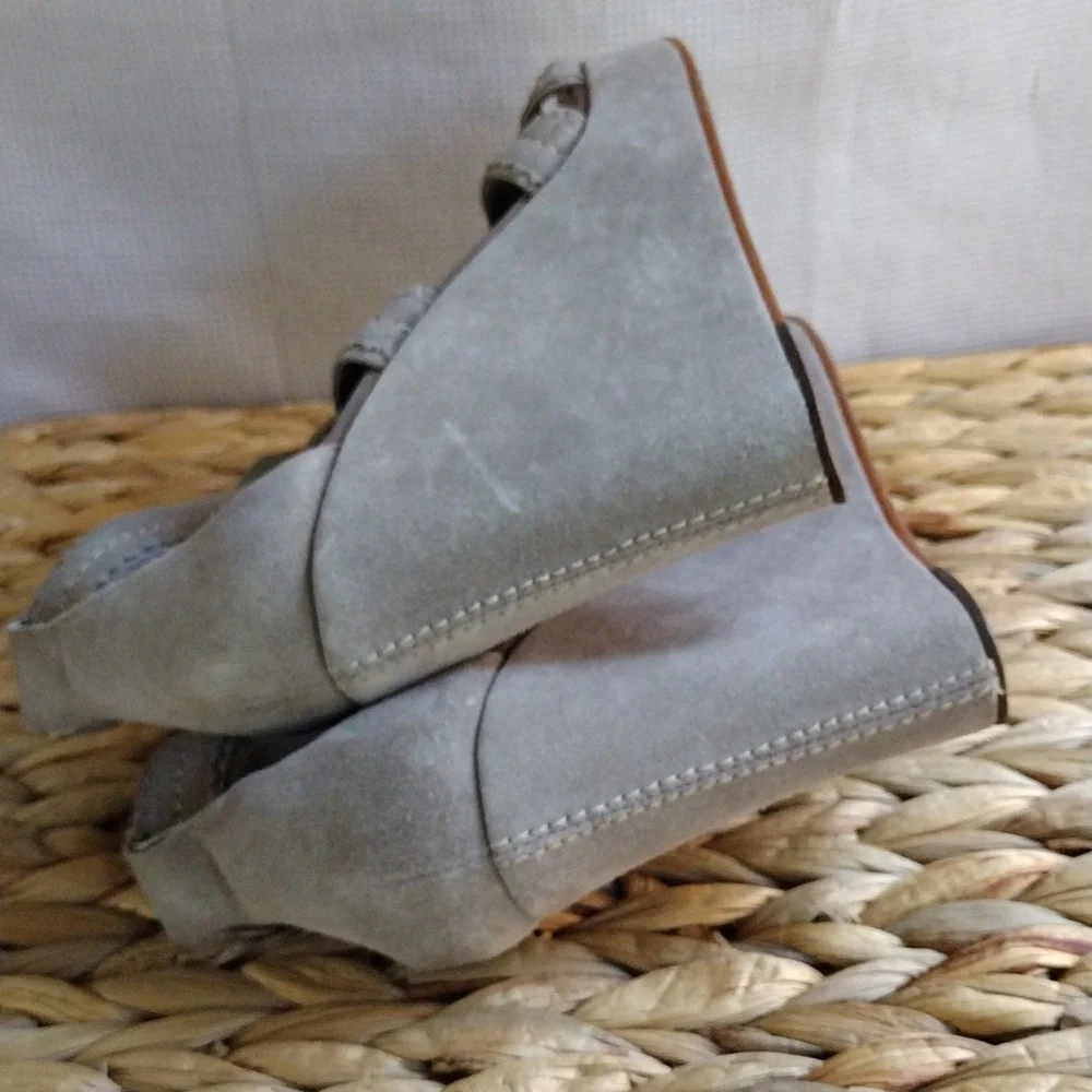 Juicy Couture suede taupe platform sandals 6